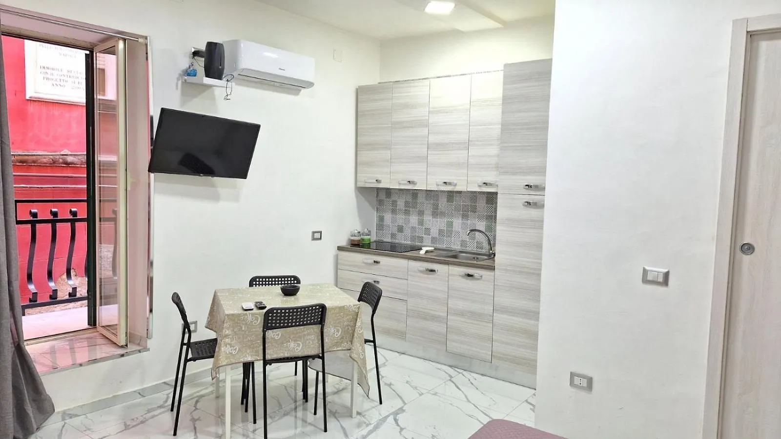 Diego_House Napoli 0*,  Italia